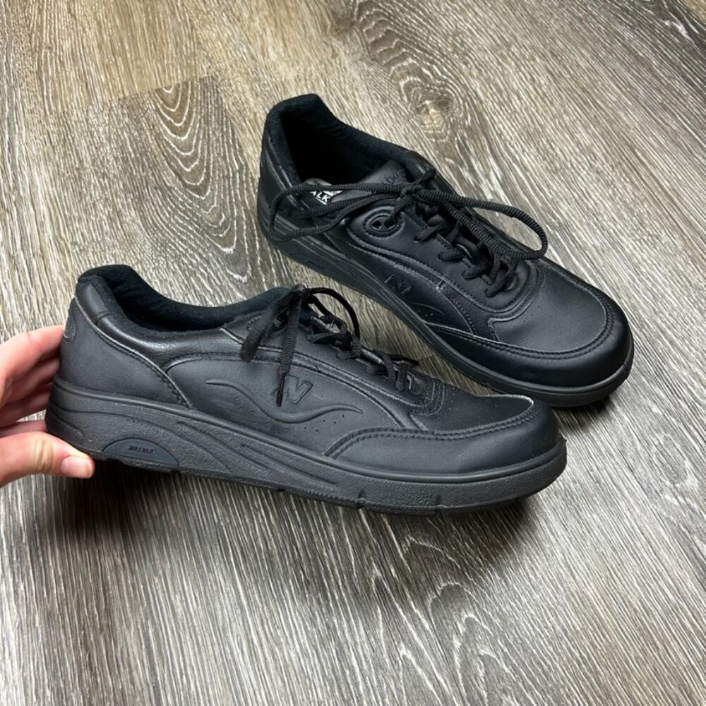 New Balance Black 811 Women's Walking Lace up Shoe Size 11 barely worn